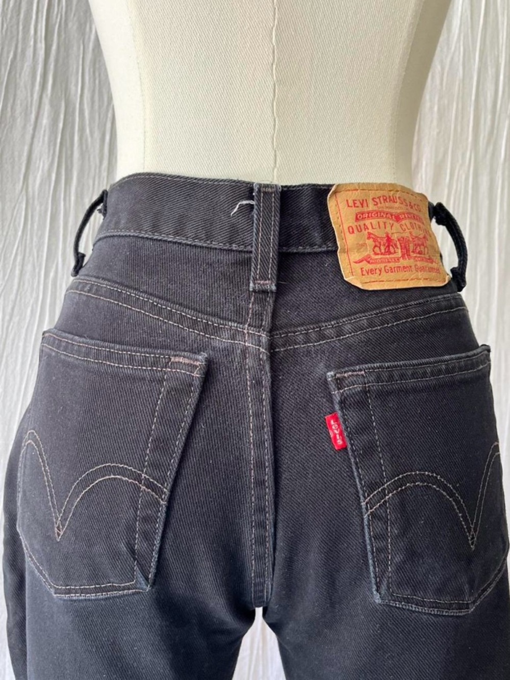 Vintage Deadstock Levis TINY black "low cut" 100% cotton 2003 Jeans- size 23-24 - Picture 4 of 8